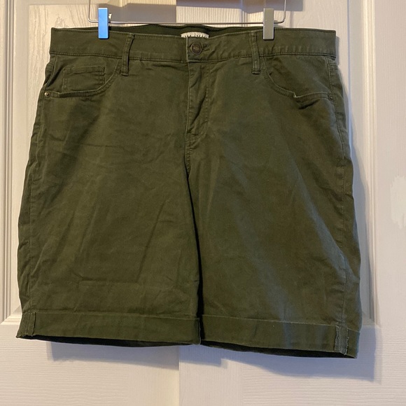 Ava & Viv Chino Bermuda Shorts Green 18W - Picture 2 of 7